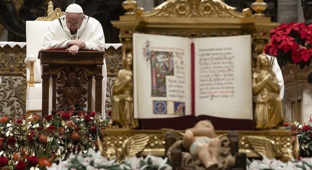 Il Papa a San Pietro per la messa di Natale: «Dio arriva gratis per tutti»