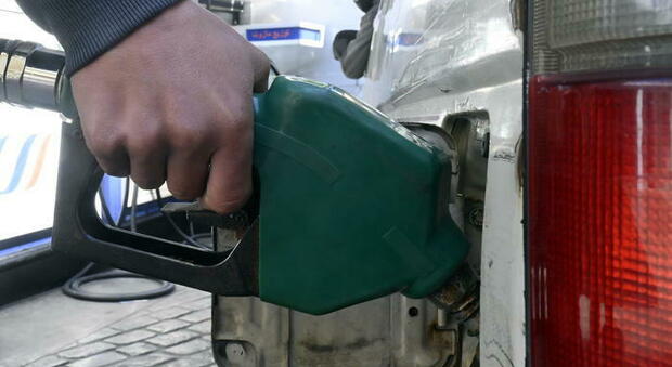 Benzina in aumento, che stangata: superati i 2 euro a litro. «Per una famiglia sono 340 euro in più»