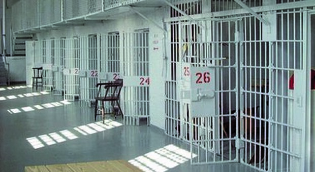 Salerno, carceri violente e nessuna tutela: 3 agenti aggrediti da un detenuto in ospedale
