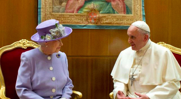 La Regina Elisabetta e i suoi incontri con i Papi, da Pio XII a Francesco (al quale regalò gli ortaggi del suo orto)