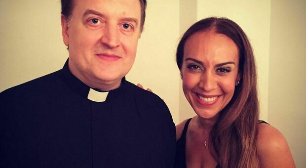 «Offerta milionaria per farmi posare nudo nonostante fossi un prete»: la rivelazione di padre Apeles