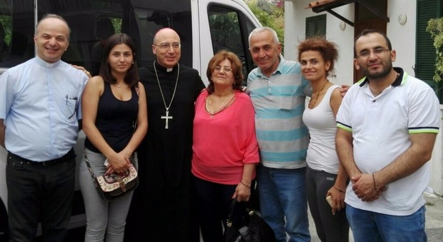 La famiglia di rifugiati siriani accolti ad Ischia con don Pasquale Trani e il vescovo, monsignor Pietro Lagnese