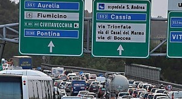 Roma, polizia stradale sventa suicidio sul Gra