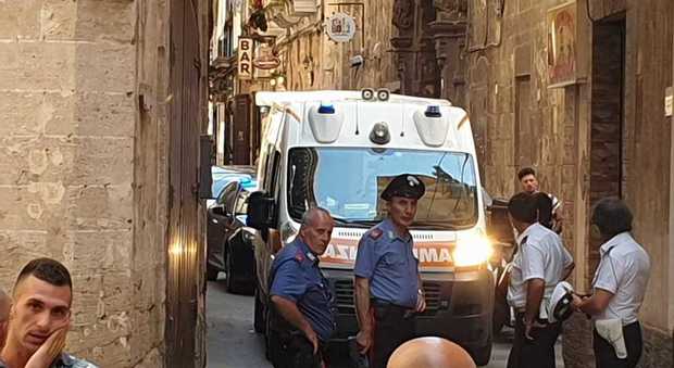 Taranto, sparatoria in pieno giorno fra i vicoli della città vecchia: un ferito