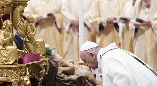 Natale, il Papa: «Logica del mondo è dare per avere, Dio arriva gratis»