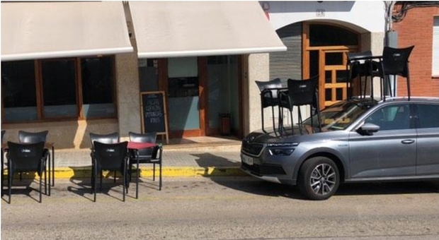Bar allestisce due tavoli sopra un'auto parcheggiata sullo spazio riservato al locale, è polemica: «Attento alla reazione»