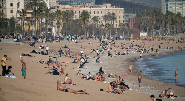 Spagna, record di caldo: c'è chi va in spiaggia. Temperature oltre i 30 gradi nella regione di Valencia