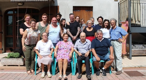 La famiglia Bertolini, al centro Marcio circondato dai parenti italiani