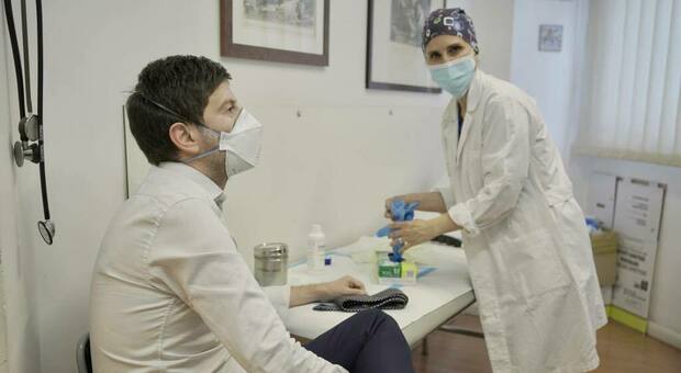 Roberto Speranza si è vaccinato, il ministro posta la foto sui social: «Una grande gioia»