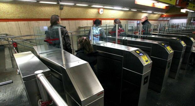 Pugni alla verificatrice che gli chiede biglietto dopo che ha scavalcato i tornelli della metro: la donna finisce in ospedale