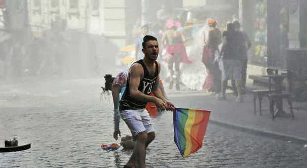 Istanbul, polizia disperde parata gay pride con proiettili di gomma e idranti