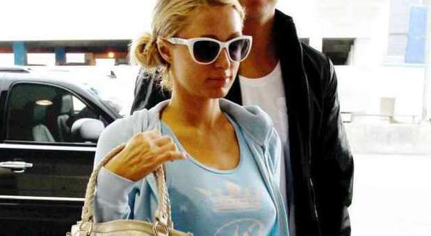 Paris Hilton all'aeroporto di Los Angeles (Olycom)