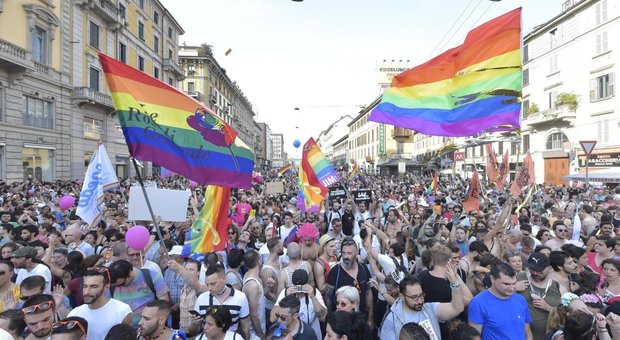 Un momento di una passata edizione del pride a Milano