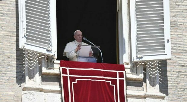 Papa Francesco chiede di non sparlare degli altri: «La maldicenza è un virus più pericoloso del Covid»