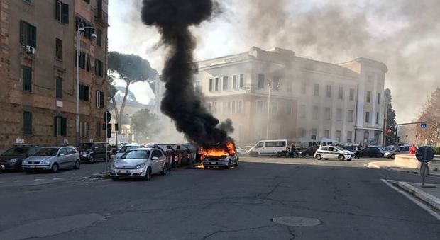 Roma, auto a fuoco a piazzale degli Eroi