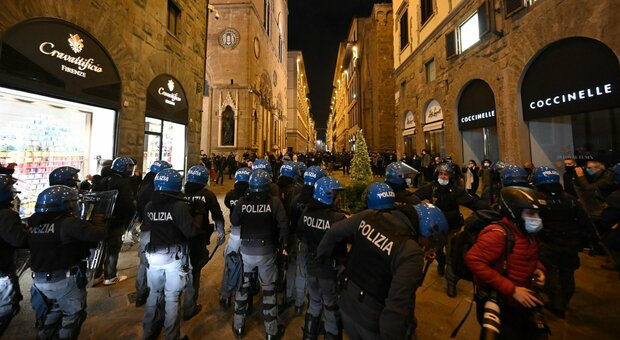 Firenze, scontri in Centro: almeno 10 fermati e lancio di molotov