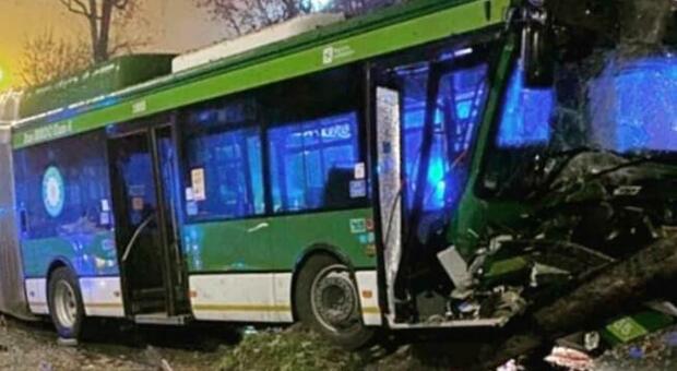 Spaventoso schianto tra un bus Atm e auto: ci sono feriti
