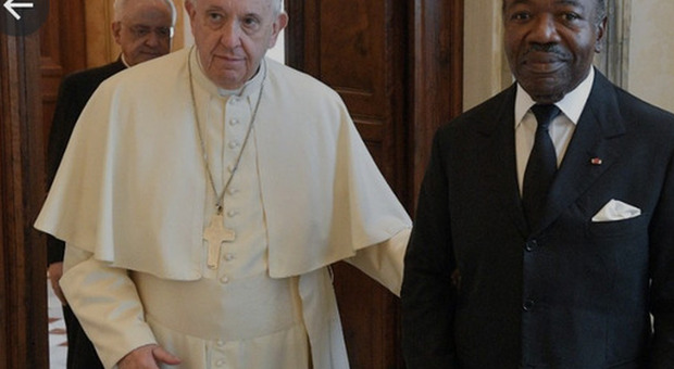 Ditetelo coi fiori: il presidente Bongo-Ondimba dal Papa con un albero che cattura CO2 ed è di buon auspicio