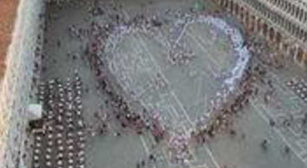 La carica dei 1000 innamorati: un cuore in piazza San Marco | Foto