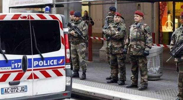 Francia, si getta con l'auto contro i militari vicino a una moschea: i soldati aprono il fuoco