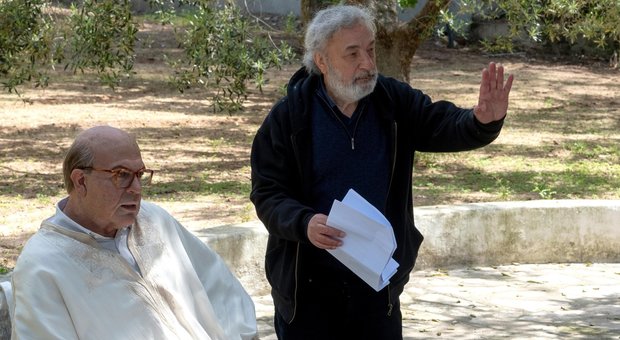 Gianni Amelio sul set del film Hammamet, con Piefrancesco Favino nel ruolo di Craxi