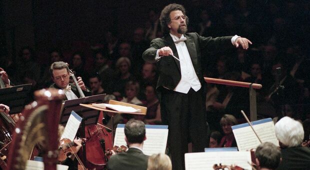 Giuseppe Sinopoli sul podio dell'Orchestra Nazionale della Rai nel 1994
