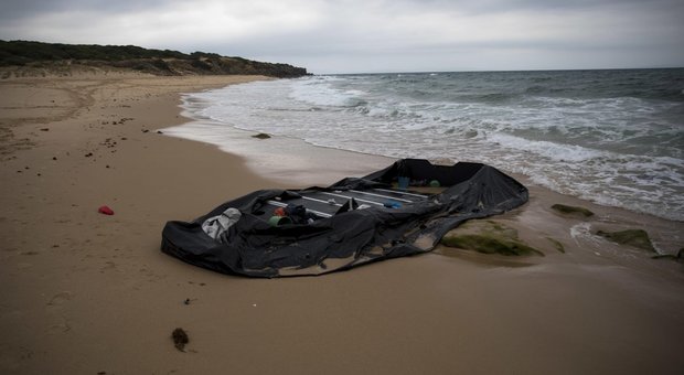Migranti, naufragio in Libia: 100 dispersi Morti 3 bambini Porti italiani chiusi alle ong