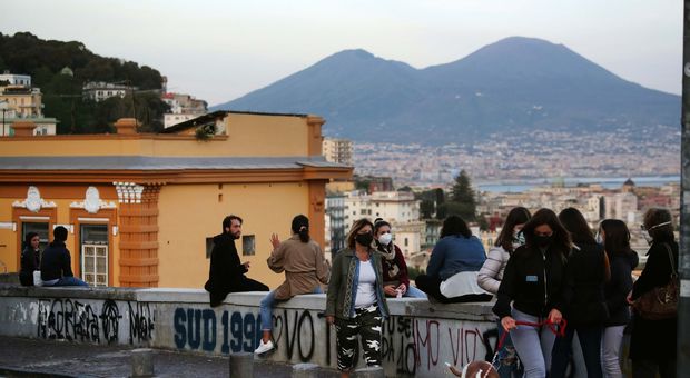 Fase 2 a Napoli, il Vomero come i Navigli: troppi ragazzi in strada e scatta il blitz dei vigili