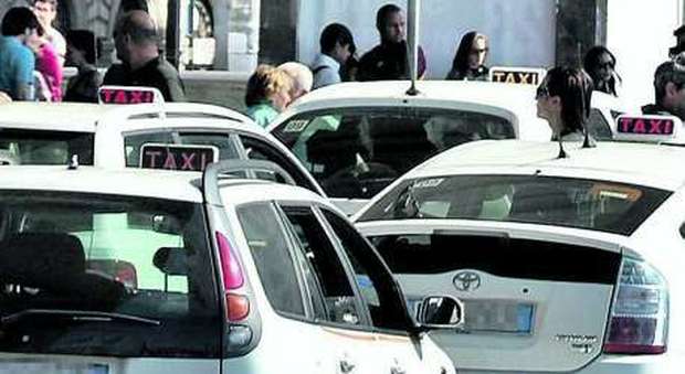 Roma, tassista “vendicativo” buca le gomme delle auto parcheggiate nei posti per i taxi