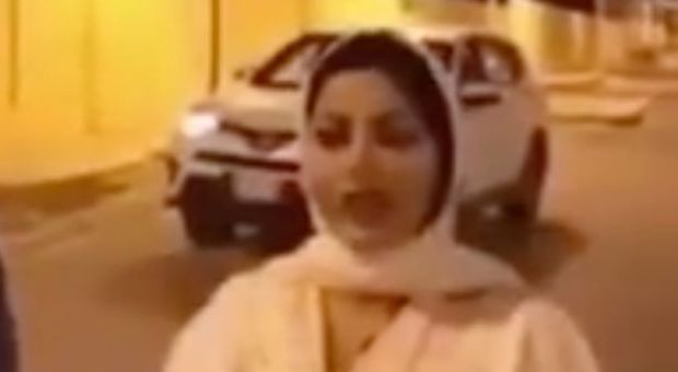 Giornalista denunciata dalle autorità islamiche perchè vestita in modo indecente anche se coperta dalla testa ai piedi
