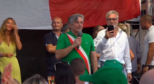 Il consigliere di FdI Raffaele Cavaliere mentre parla dal palco della manifestazione no mask a Roma