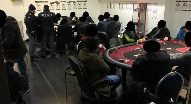 Blitz nel circolo del poker, trovati 21 giocatori ai tavoli: multati di 800 euro a testa