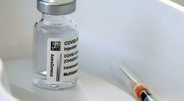 Il vaccino AstraZeneca cambia nome: si chiamerà Vaxzevria. Nel bugiardino aggiunte le trombosi