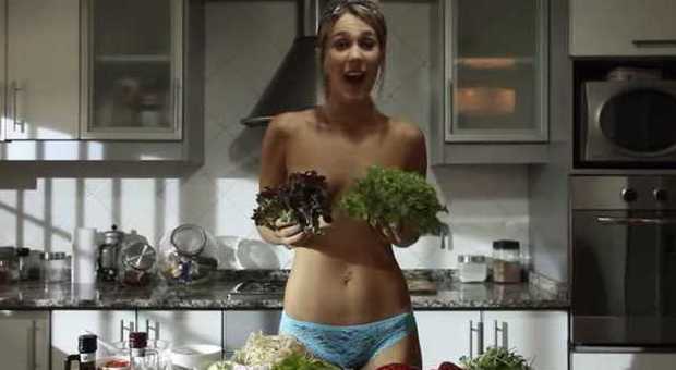Cucina in topless su Youtube Jenn sexy cuoca star del web