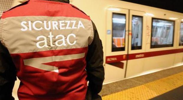 Roma, allarme a Ottaviano: litigano sulla metro, uno dei due spruzza spray urticante: la stazione chiusa un'ora per bonifica