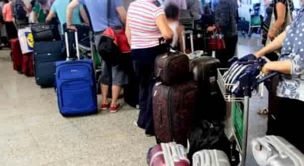 Rubava le valigie ai passeggeri in aeroporto: incastrato dal passaporto falso