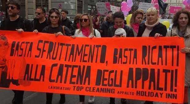 Da mesi senza stipendio, i lavoratori Top Cleaning protestano all'Holiday Inn