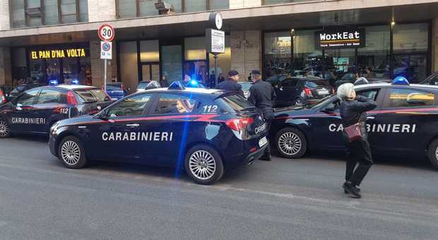 Roma Termini: «balli di gruppo» in strada per distrarre e rubare portafoglio a turisti, 4 arresti