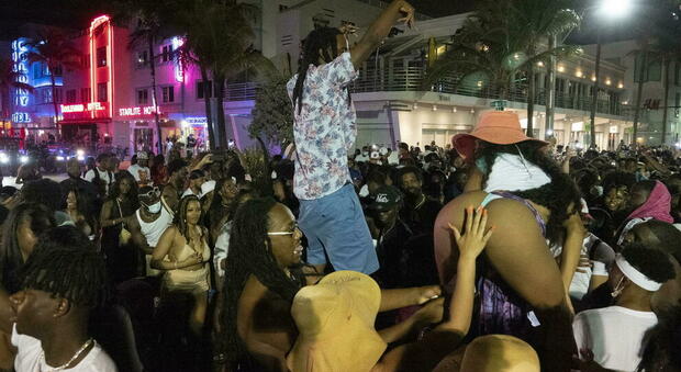 Miami beach, folla di turisti allo Spring break: dichiarato stato di emergenza e coprifuoco alle 20