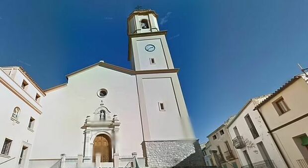 Sale sul campanile e viene colpito alla testa dalla campana durante la festa patronale: turista 30enne muore sul colpo