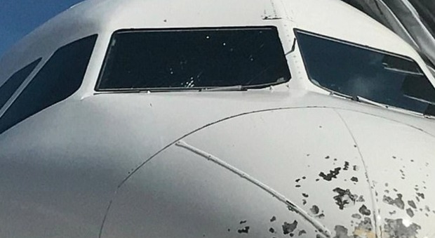Usa, la grandine danneggia il parabrezza dell'aereo: panico per 157 passeggeri