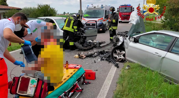 Spaventoso schianto frontale sulla Provinciale: feriti estratti dai rottami delle due auto