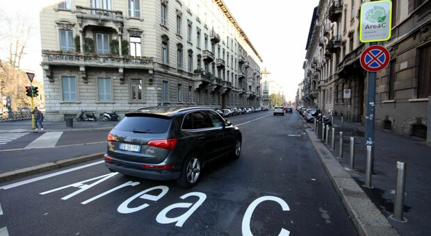 Milano, dieci anni di Area C: meno traffico e smog, ma l'aria pulita è ancora una chimera