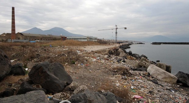 L'ultimo schiaffo a Napoli Est: scarichi killer nel mare tra Vigliena e Pietrarsa