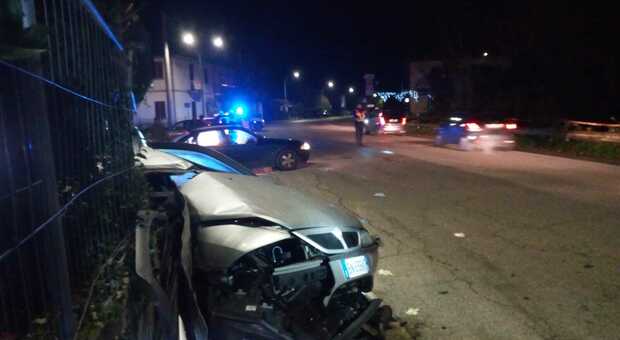 Caserta, quattro giovani si schiantano in auto nella notte: un morto e tre feriti