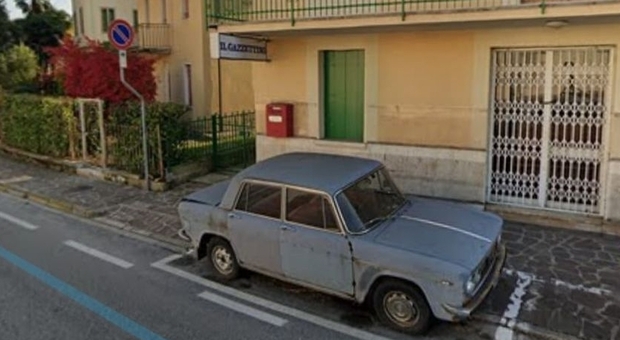 Lancia Fulvia parcheggiata da 47 anni nello stesso posto. Zaia: «È lì da quando andavo a scuola» FOTO