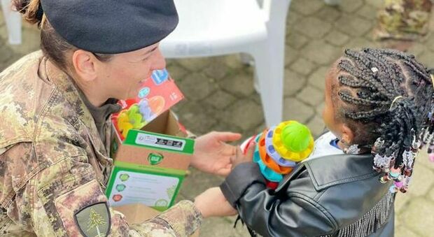 Dai militari dell'Esercito doni di Natale a bimbi del Cara Bari