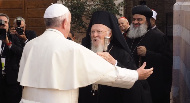 Assisi, l'arrivo di Papa Francesco al Sacro Convento e l'abbraccio con il Patriarca Bartolomeo I