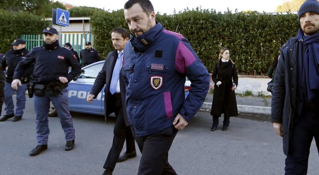 Saviano attacca Salvini per l'uso delle divise. Il ministro: «Poveretto»