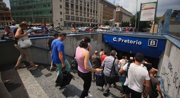 Roma, uomo si lancia sotto la metro a Castro Pretorio: salvato. Bloccata e poi riaperta la linea B